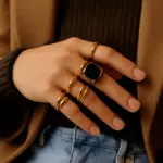 Anelli multipli su una sola mano: le combinazioni perfette che esaltano ogni outfit