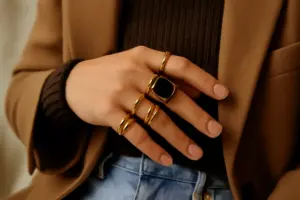 Anelli multipli su una sola mano: le combinazioni perfette che esaltano ogni outfit