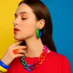 Tendenze bijoux color block: perché funzionano e l’abbinamento cromatico che stupisce