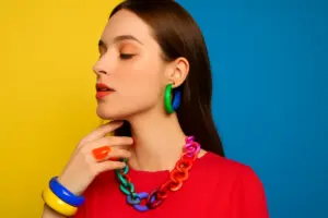 Tendenze bijoux color block: perché funzionano e l’abbinamento cromatico che stupisce